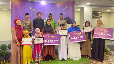 Pemberian beasiswa senilai Rp 1 juta untuk setiap penerima di Hotel Maestro Pontianak. Foto: Alycia Tracy Nabila/Hi!Pontianak 