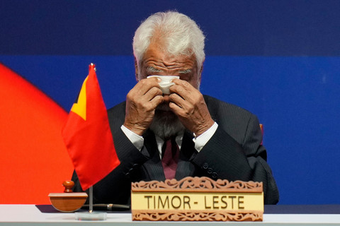 PM Timor Leste Xanana Gusmao menyeka air matanya saat upacara penandatanganan Deklarasi Penerimaan Timor Leste ke Konferensi Tingkat Tinggi (KTT) ke-47 ASEAN di Kuala Lumpur Convention Centre (KLCC), Malaysia, Minggu (26/10/2025). Foto: Vincent Thian/AP PHOTO