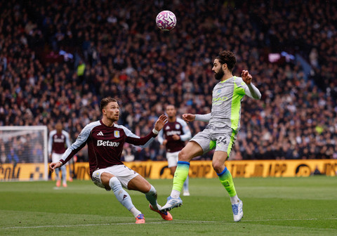 Matty Cash dari Aston Villa beraksi bersama Josko Gvardiol dari Manchester City pada pertandingan Liga Inggris antara Aston Villa vs Manchester City di Villa Park, Birmingham, Minggu (26/10/2025). Foto: Andrew Couldridge/REUTERS