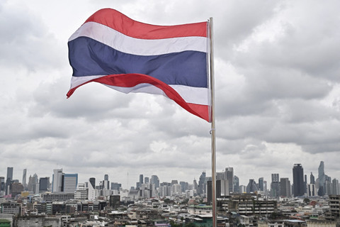 Bendera Thailand terlihat di depan cakrawala kota dari atas kuil Buddha Wat Saket di Bangkok pada 8 Juli 2025. Foto: Lillian Suwanrumpha/AFP