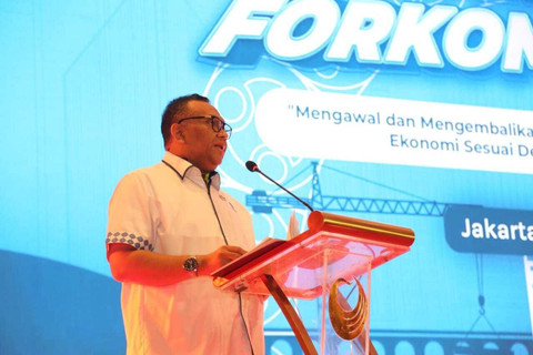 Wamenaker Afriansyah Noor memberi sambutan pada Seminar Nasional Forum Komunikasi Sekar BUMN Tahun 2025 di Jakarta, Senin (27/10/2025). Foto: Kemenaker RI