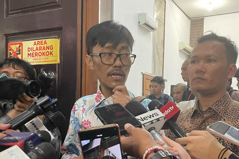 Tim penasihat hukum Direktur Lokataru Foundation Delpedro Marhaen, Al Ayyubi Harahap (kanan) dan Afif Abdul Qoyim (kiri), usai sidang putusan praperadilan Delpedro melawan Polda Metro Jaya, di Pengadilan Negeri Jakarta Selatan, Senin (27/10/2025). Foto: Fadhil Pramudya/kumparan