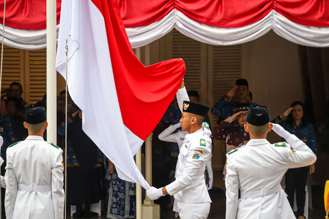 Petugas upacara mengibarkan bendera merah putih saat Peringatan Hari Sumpah Pemuda ke-97 di Museum Sumpah Pemuda, Jakarta, pada Senin (28/10/2025). Foto: Iqbal Firdaus/kumparan