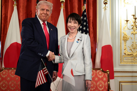 Presiden AS Donald Trump berjabat tangan dengan Perdana Menteri Jepang Sanae Takaichi dalam pertemuan bilateral di Istana Akasaka di Tokyo, Jepang, Selasa (28/10/2025). Foto: Evelyn Hockstein/REUTERS