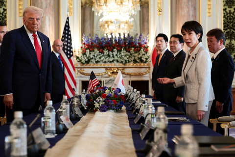 Presiden AS Donald Trump dan Perdana Menteri Jepang Sanae Takaichi menghadiri pertemuan bilateral di Istana Akasaka di Tokyo, Jepang, Selasa (28/10/2025). Foto: Evelyn Hockstein/REUTERS