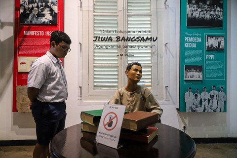 Pengunjung mengamati diorama Kongres Pemuda Kedua di Museum Sumpah Pemuda, Jakarta saat peringatan Hari Sumpah Pemuda, pada Selasa (28/10/2025). Foto: Iqbal Firdaus/kumparan