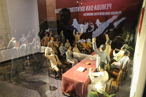 Pengunjung mengamati diorama Kongres Pemuda Kedua di Museum Sumpah Pemuda, Jakarta saat peringatan Hari Sumpah Pemuda, pada Selasa (28/10/2025). Foto: Iqbal Firdaus/kumparan