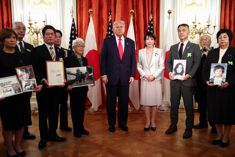 Presiden AS Donald Trump berdiri bersama Perdana Menteri Jepang Sanae Takaichi saat bertemu dengan keluarga warga negara Jepang yang diculik Korea Utara pada tahun 1970-an dan 1980-an di Istana Akasaka di Tokyo, Jepang, Selasa (28/10/2025). Foto: Evelyn Hockstein/REUTERS