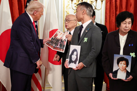 Presiden AS Donald Trump bertemu dengan keluarga warga negara Jepang yang diculik Korea Utara pada tahun 1970-an dan 1980-an, di Istana Akasaka di Tokyo, Jepang, Selasa (28/10/2025). Foto: Evelyn Hockstein/REUTERS