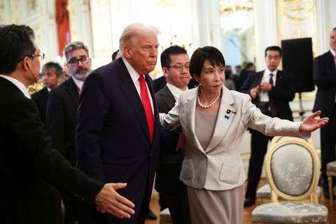 Perdana Menteri Jepang Sanae Takaichi memberi isyarat di samping Presiden AS Donald Trump, di Istana Akasaka di Tokyo, Jepang, Selasa (28/10/2025). Foto: Evelyn Hockstein/REUTERS