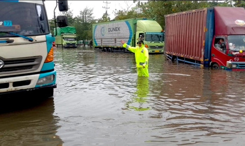 Sejumlah kendaraan melintasi banjir di Jalan Pantura Kaligawe, Kota Semarang. Foto: Dok. Istimewa