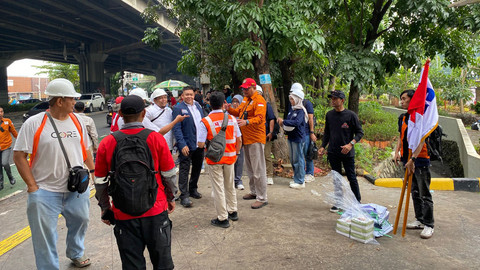 Indonesian Society of Steel Construction (ISSC) menggelar aksi massa di depan Kantor Pusat Direktorat Jenderal Bea dan Cukai (DJBC), Kementerian Keuangan, Rawamangun, Jakarta Timur, pada Selasa (28/10). Foto: Muhammad Fhandra/kumparan