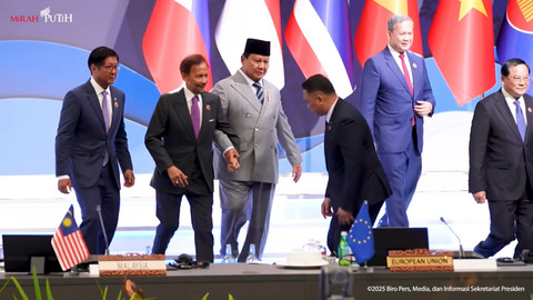 Presiden Prabowo menggandeng Sultan Brunei Hassanal Bolkiah saat KTT ASEAN ke-47 di Malaysia, Minggu (26/10/2025). Foto: YouTube/ Sekretariat Presiden