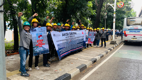 Pengusaha baja yang tergabung dalam Indonesian Society of Steel Construction (ISSC) menggelar aksi massa di depan Kantor Pusat Direktorat Jenderal Bea dan Cukai (DJBC), Kementerian Keuangan, Rawamangun, Jakarta Timur, pada Selasa (28/10/2025). Foto: Dok. ISSC