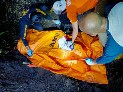 Saat jasad Ponimah dievakuasi petugas. Foto: Dok. Istimewa