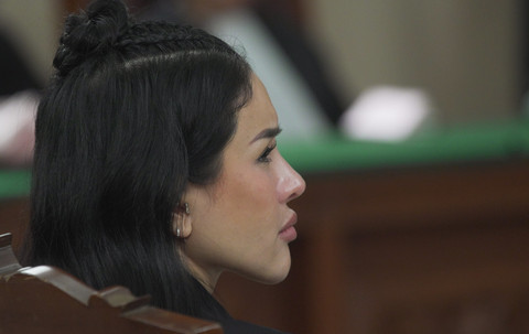 Terdakwa Nikita Mirzani saat menjalani sidang putusan di Pengadilan Negeri Jakarta Selatan, Jakarta, Selasa, (28/10/2025). Foto: Agus Apriyanto