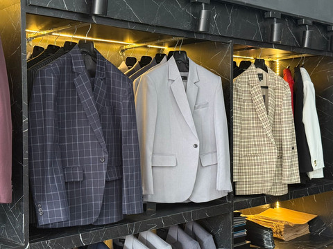 Berbagai model jas yang tersedia di offline store Goldy. Foto: Yusuf Hay/Pandangan Jogja