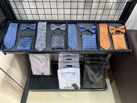 Produk pakaian seperti dasi dan kemeja juga tersedia di toko ini. Foto: Yusuf Hay/Pandangan Jogja