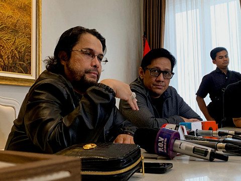 Andre Taulany (kanan) dan Malik Bawazier menghadiri jumpa pers di Kebayoran Baru, Jakarta Selatan, Rabu (29/10/2025). Foto: Vincentius Mario/kumparan