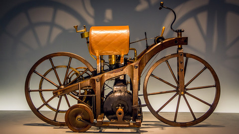Replika Daimler Reitwagen, motor pertama di dunia. Foto: Dok. Shutterstock