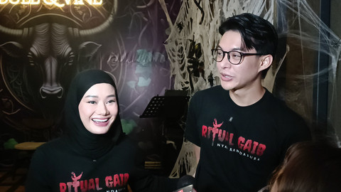 Rey Mbayang dan Dinda Hauw dalam konferensi pers film Ritual Gaib, Kemang, Jakarta Selatan, Selasa (28/10/2025). Foto: Giovanni/kumparan
