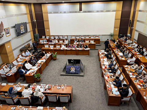 Komisi VIII DPR RI menggelar rapat kerja bersama Kementerian Haji dan Umrah dengan agenda penentuan BPIH 2026 di gedung DPR RI, Senayan, Jakarta Pusat, Rabu (29/10/2025). Foto: Abid Raihan/kumparan