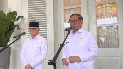 Menteri Perlindungan Pekerja Migran Indonesia (P2MI) Mukhtarudin dan Gubernur DKI Jakarta Pramono Anung di Balai Kota, Gambir, Jakarta Pusat, Rabu (29/10/2025). Foto: Nasywa Athifah/kumparan