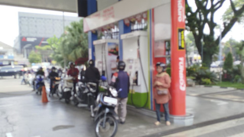 Sejumlah pengendara sepeda motor antre untuk mengisi Bahan Bakar Minyak (BBM) di salah satu SPBU Pertamina di Malang, Jawa Timur, Rabu (29/10/2025). Foto: Dok. kumparan
