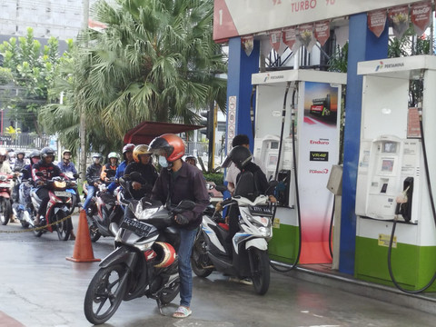 Sejumlah pengendara sepeda motor antre untuk mengisi Bahan Bakar Minyak (BBM) di salah satu SPBU Pertamina di Malang, Jawa Timur, Rabu (29/10/2025). Foto: Dok. kumparan