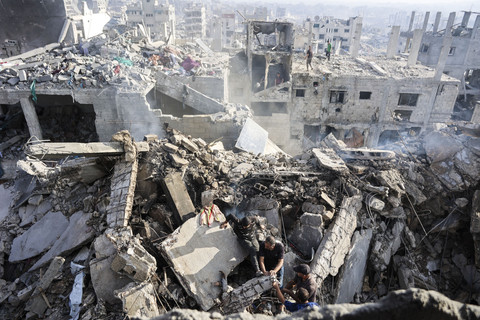 Suasana bangunan yang hancur akibat serangan udara Israel di Kota Gaza, Rabu (29/10/2025). Foto: OMAR AL-QATTAA/AFP