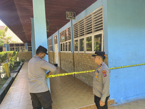 SMPN 7 Sawahlunto dipasangi garis polisi terkait kasus siswa bunuh diri di kelas. Foto: Dok. Polsek Berangin