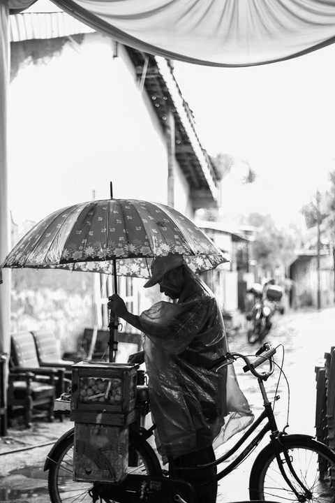 Filosofis kerja keras seorang bapak yang sedang berjualan di tengah hujan, (Sumber: Lutvia Ma'rifatul Khasanah/Pribadi)