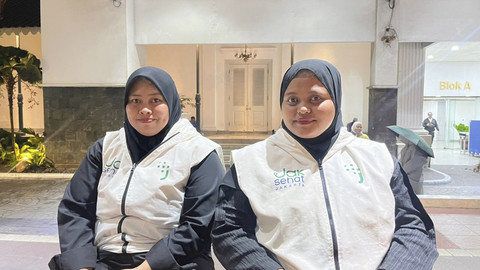 Eka (32) dan Ika (25), anggota Pasukan Putih usai pelepasan di Balai Kota, Gambir, Jakarta Pusat, Rabu (29/10/2025). Foto: Nasywa Athifah/kumparan