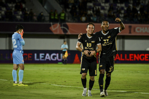 Pesepak bola Dewa United Banten Egy Maulana Vikri dan Altariq Ballah berselebrasi usai mencetak gol ke gawang Phnom Penh Crown pada pertandingan AFC Challenge League di Stadion Indomilk Arena, Kabupaten Tangerang, Banten, Minggu (29/10/2025). Foto: Putra M. Akbar/ANTARA FOTO 