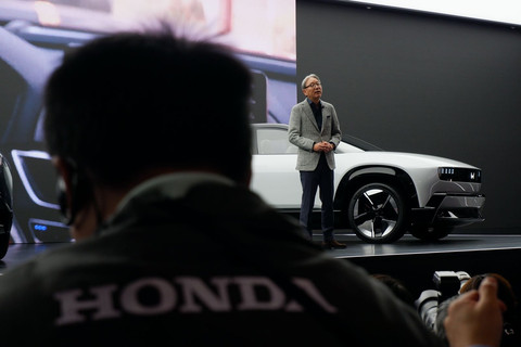 CEO Honda Toshihiro Mibe saat mengenalkan Zero SUV di Japan Mobility Show 2025. Foto: Aditya Pratama Niagara/kumparan