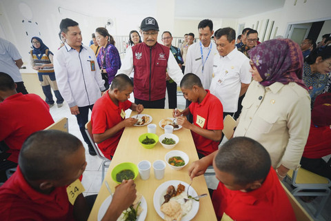 Menteri Sosial (Mensos) Saifullah Yusuf (Gus Ipul) bersama Menteri Pendayagunaan Aparatur Negara dan Reformasi Birokrasi (Menpan RB) Rini Widyantini meninjau Sekolah Rakyat Terintegrasi (SRT) 45 Kota Semarang, Rabu (29/10/2025). Foto: Dok. Kemensos