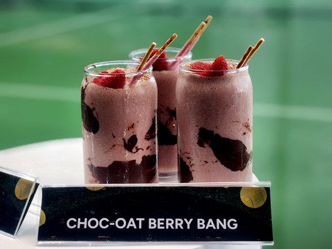Salah satu kreasi menu chef Olivia Tommy 'choc-oat berry bang' yang menggunakan Quaker di acara Media Gathering dan Padel Tournament: Start Good with Quaker di House of Padel Agora, Agora Mall, Rabu (30/10/2025). Foto: Ela Nurlaela/kumparan