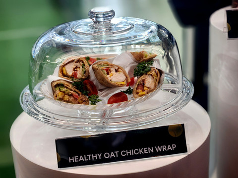 Salah satu menu Healthy Oat Chicken Wrap, hasil kreasi Chef Olivia Tommy yang terbuat dari Quaker di acara Media Gathering dan Padel Tournament: Start Good with Quaker di House of Padel Agora, Agora Mall, Rabu (30/10/2025). Foto: Ela Nurlaela/kumparan