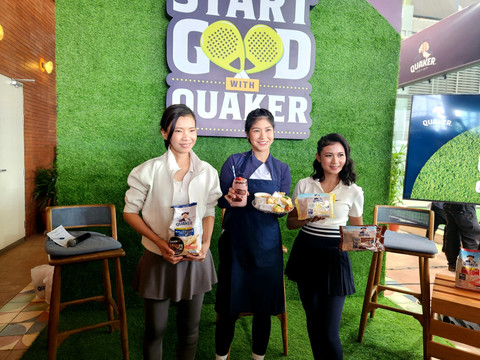 Chef Olivia Tommy dalam memperkenalkan resep baru bergizi dari Quaker 3 in 1 di acara Media Gathering dan Padel Tournament: Start Good with Quaker di House of Padel Agora, Agora Mall, Rabu (30/10/2025). Foto: Ela Nurlaela/kumparan