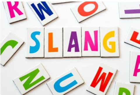 Bahasa gaul atau slang memungkinkan terjadi proses pembalikan silabel untuk membentuk kata baru. (Sumber: Shutterstock)