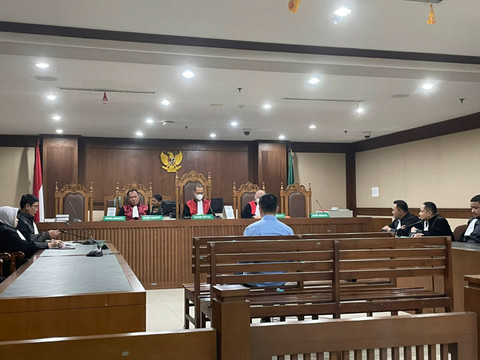 Eks Kadisbud DKI Jakarta, Iwan Henry Wardhana, menjalani sidang putusan kasus dugaan korupsi penyimpangan anggaran kegiatan pada Dinas Kebudayaan Pemprov Jakarta, di Pengadilan Tipikor Jakarta, Kamis (30/10/2025). Foto: Fadhil Pramudya/kumparan