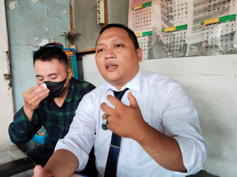 Kuasa hukum (kanan), Syarif Hidayat dan suami terdakwa, Denny Darmawan. Foto: kumparan