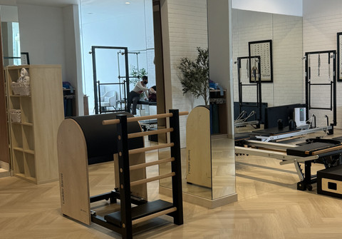 Foto instruktur sedang menangani klien. Foto dari penulis