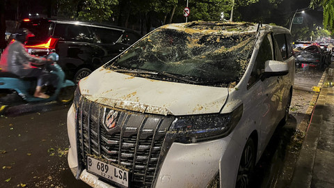 Mobil hancur akibat pohon tumbang di Jalan Dharmawangsa Raya, Jakarta Selatan, Kamis (30/10/2025). Foto: Rayyan Farhansyah/kumparan