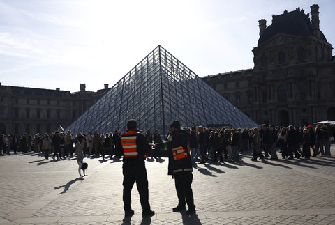 Petugas keamanan melakukan patroli di sekitar Piramida Kaca Museum Louvre di Paris, Prancis, Kamis (30/10/2025). Foto: Abdul Saboor/REUTERS