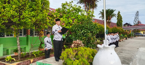 Kepala Kemenag Kota Solok memimpin upacara Hari Guru Nasional ke-79 di MTsN 1 Kota Solok (infopublik.solokkota.go.id)