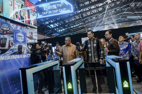 Menko Infrastruktur & Pembangunan Kewilayahan Agus Harimurti Yudhoyono bersama Gubernur Bank Indonesia Perry Warjiyo mencoba Qris Tap In & Out saat Festival Ekonomi & Keuangan Digital x Indonesia Fintech Summit & Expo 2025 di Jakarta, Kamis (30/10). Foto: Putra M. Akbar/ANTARA FOTO 