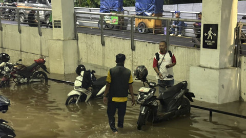 Kondisi banjir di area Kemang yang mulai surut, Kamis (30/10/2025). Foto: Amira Nada Fauziyyah/kumparan