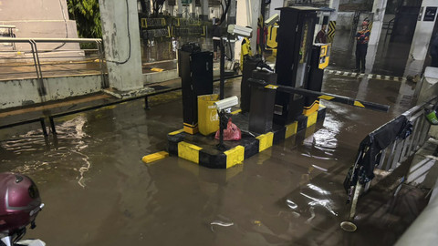 Kondisi banjir di area Kemang yang mulai surut, Kamis (30/10/2025). Foto: Amira Nada Fauziyyah/kumparan