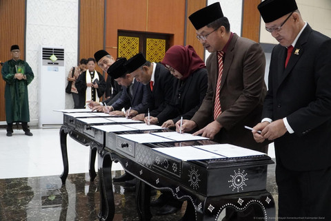 Pelantikan Anggota Majelis Kehormatan Notaris Wilayah (MKNW) periode 2025-2028. Foto: Dok. Kanwil Kemenkum Kalbar
